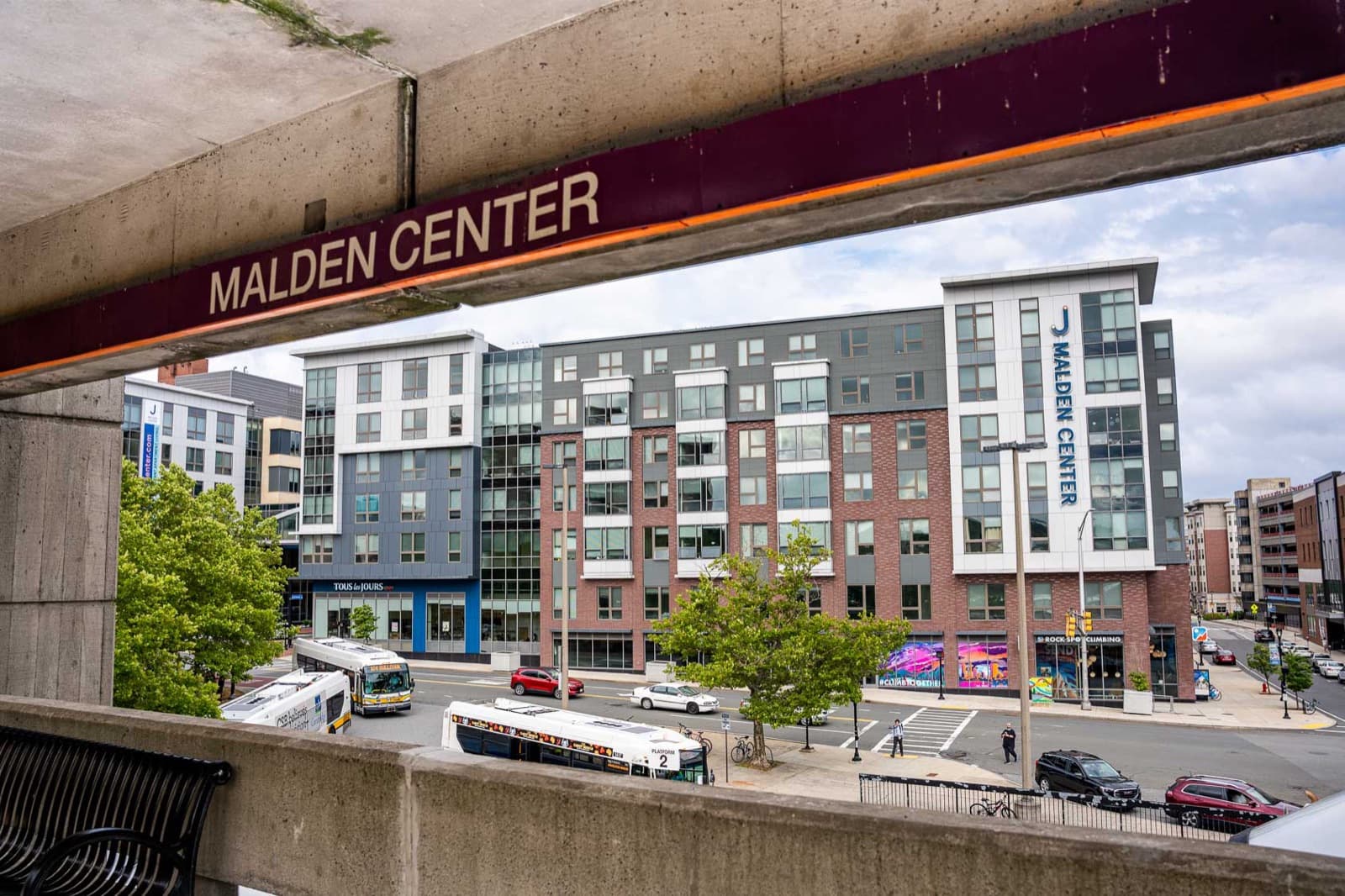 Yon tren commuter rail MBTA toupre Malden