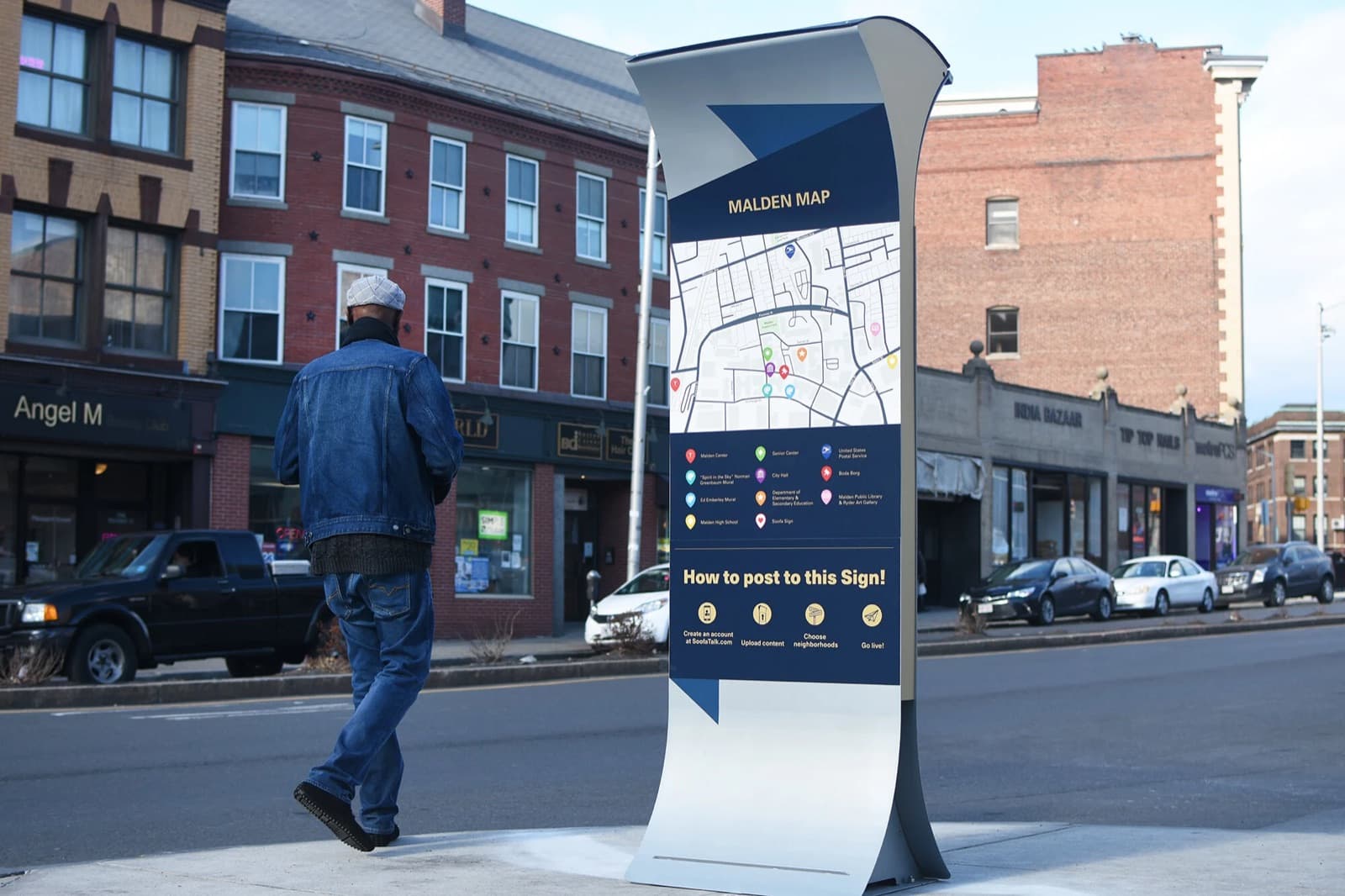 Un letrero del mapa “Malden Dining District” en una plaza del centro