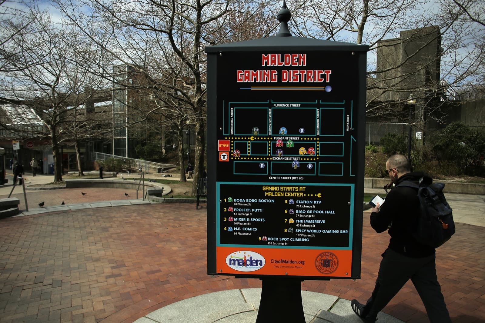 Un letrero con el mapa del Malden Gaming District en una plaza del centro